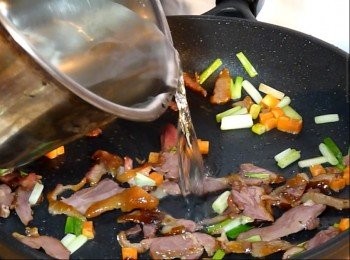 step3: 倒入冷開水(約150cc)，等水滾後再放入玉米