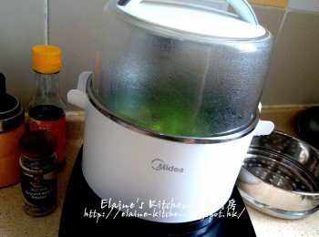 step4: 拌勻後蓋上蓋 , 早餐機按<蒸 / 煮>功能 , 先調較至5分鐘煮至出煙