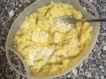 step5: 都壓好後加入奶油、牛奶與黑胡椒粉，再次混勻；試味道後加鹽調整；