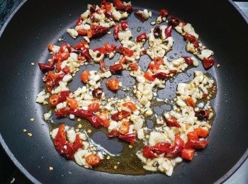 step5: 熱鍋放油爆香<span class="group_2">配料</span>，加入菜脯炒均勻，