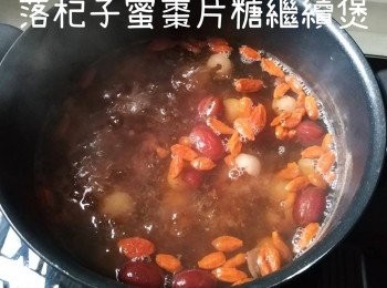 step5: 煲45分鐘後落埋其他料繼續煲，煲多一陣可以熄火焗焗就飲得啦！