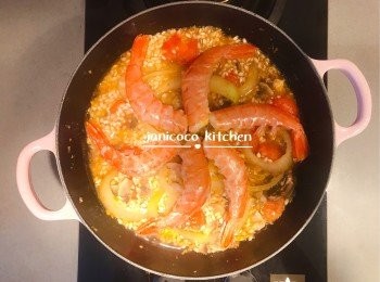 step9: 熄火，鋪上海鮮。