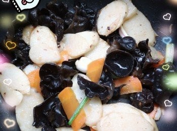step3: 炒到差不多的時候就可以以加入李錦記海鮮醬和蒜蓉豆豉醬作為調味，然後再炒一下就可以上碟了。