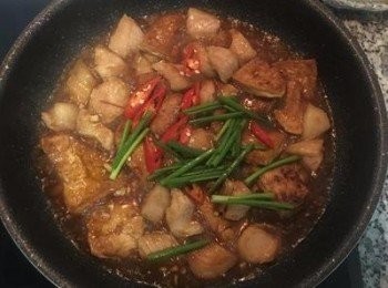 step9: 放入蔥段與辣椒拌炒即可。