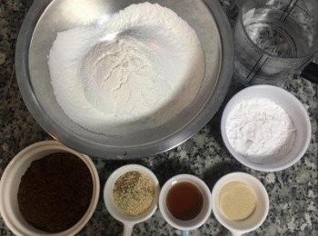 step1: 將所有<span class="group_1">食材</span>秤好，中、低筋麵粉先過篩；