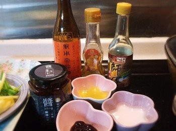 step4: 準備好調味材料~麻辣XO醬、花椒油、薑汁、紹酒、蠔油、生抽、蒜蓉和生粉水。