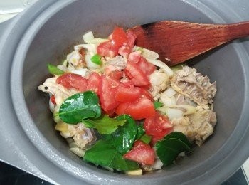 step4: 再加入蕃茄粒+檸檬葉+糖一齊炒香，