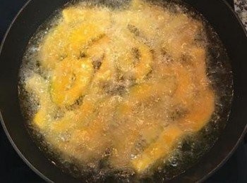 step5: 將南瓜放入，大火油炸。
