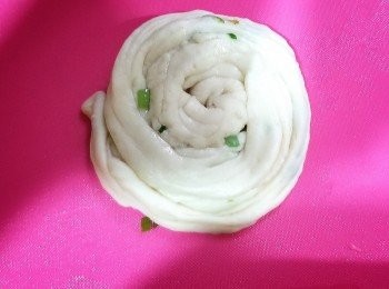 step8: 再捲成圓形，將尾收在下面，