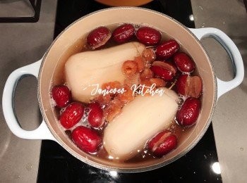 step7: 水滾後可以轉小火，加入紅棗和龍眼乾燉1小時。