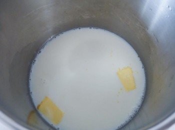 step1: 將牛奶、牛油和糖放入鍋內，煮沸