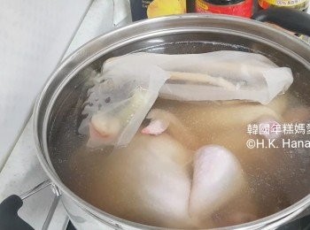 step13: 藥材煲了40分鐘後然後加入兩隻人蔘雞，關蓋煲一小時。