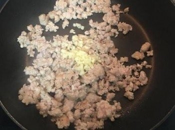 step9: 入蒜末，炒出香味；