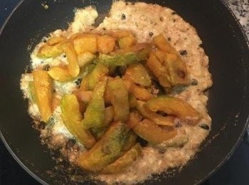 step10: 倒入炸好的南瓜和1/2茶匙的鹽輕輕拌炒，讓南瓜裹滿鹹蛋黃；