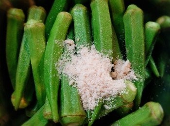 step2: 秋葵頂部先削去黑邊，再用鹽搓擦一下表面, 用水清洗淨。