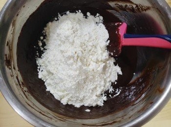 step6: 粉類刮勻(切拌法) 粉類不要拌太久、
以免面粉起筋哦