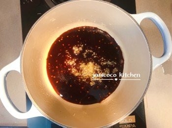 step5: 用油開鍋，將蒜蓉煎香，再與船麵醬混和。