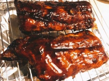 step7: 取出後放上焗爐架上，每邊塗上叉燒醬以200度焗約10-12分鐘；取出重覆塗上叉燒醬再焗5分鐘，再取出塗上蜂蜜焗至表面有少許烤焦即成