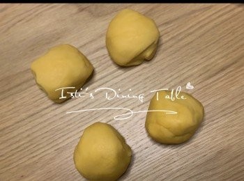 step4: 麵糰分成4份，壓平，撒上麵粉