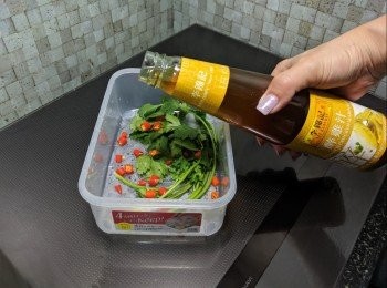 step6: 盛器內放入芫茜、 指天椒、 辣油...  再注入雞汁和水 ... 試味！