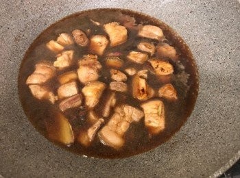 step5: 加入凍滾水及冰糖煮滾，轉小火煮1小時至收汁（期間要留意汁液稀稠，以免乾水）熄火，上碟即可享用