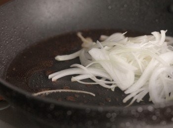 step4: 同一油鍋，放入洋蔥炒至金黃。
