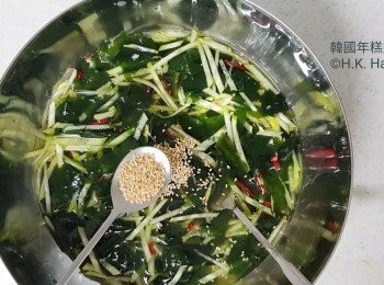 step5: 倒入海帶、青瓜絲、紅辣椒絲、炒香芝麻拌勻(基本上這湯已經完成，不過如果喜歡或有韓國黃色蜜瓜(甜香瓜)的話可以切絲加入冷湯更好味)詳細可觀看影片。用保鮮紙蓋好，冷藏約2至3小時後食用味道更佳。