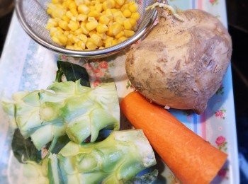 step1: 沙葛和甘筍去皮洗淨切粒，西蘭花梗切粒。