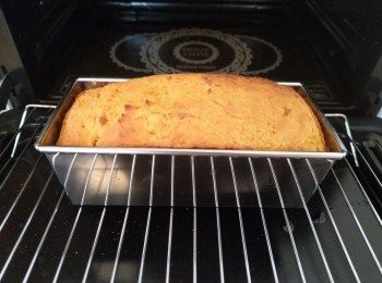 step7: 將已攪好的糊倒入已塗上油的模內, 放入已預熱焗爐內,以170度火力焗一小時