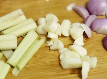 step1: 先把花螺用鹽洗乾淨備用，蒜頭、乾蔥頭切片， 香茅切小段後，用刀背略拍平