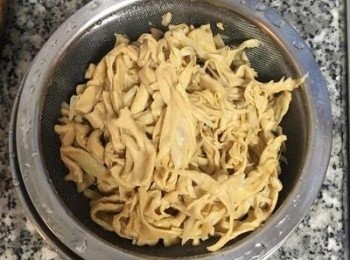 step6: 煮開的筍干較易清洗，可利用濾網仔細的將筍干洗乾淨；