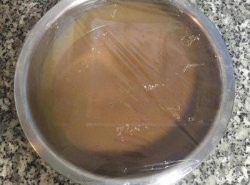 step7: 保鮮膜封起來，室溫發酵60～80分鐘；
備註：如所用的模具是一體成型的，則此時可將拌好的粉漿，直接倒入模具中發酵，發酵完成後便可直接除去保鮮膜入蒸鍋蒸；漢子用的是底部分離的模具，所以不適合直接用來發酵。