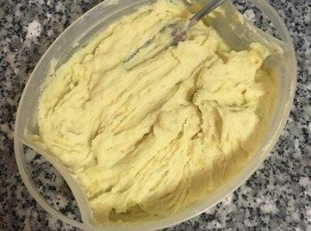 step6: 混勻後的薯泥，細滑又美味，找個好看的碗或盆裝起來，ㄧ部份裝到放有擠花頭的夾鏈袋中，擠在薯泥上層，再放個綠色香草或撒些巴西里葉，便可美美地上菜囉～