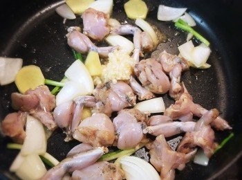 step6: 加入田雞和蒜蓉。