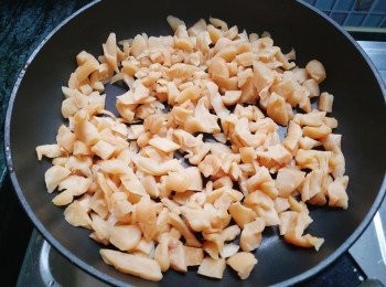 step4: 用不粘鍋炒乾身菜脯。一定要將水分炒干。（這步驟不用放油的）