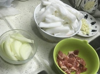 step2: 把蒜蓉、洋蔥及腸粉切好。
沒有新鮮蒜頭的話，用現成蒜蓉亦可。