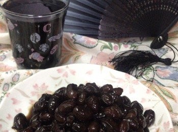 step5: 完成的蜜漬黑豆可連同糖水一同裝入容器中，放雪櫃冷藏一夜更入味。