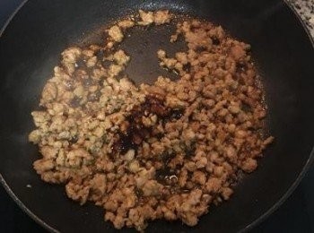 step10: 加入醬油拌炒，再放入醬油膏和糖炒勻；