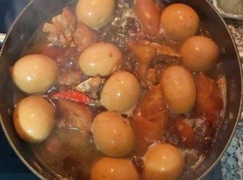 step18: 將滷豬腳再次開蓋煮滾，便可看到滷色均勻，豬腳皮Q軟入味（喜歡較軟口感者可再多燜煮30分鐘）。