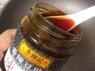 step1: 熱鑊落油將李錦記香辣豆豉醬爆香。