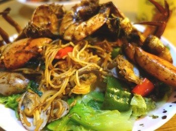 step13: 海鮮好惹味，米粉仲吸收晒黑椒+海鮮的味道，
真係可以止到Cline對星加坡胡椒蟹的掛念，
好快就清晒碟，係屋企食炒海鮮真係經濟又好味，
大家都快d試下煮，多多指教♡