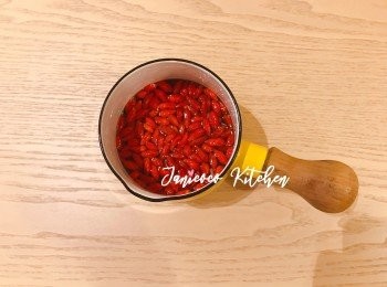 step5: 醉雞汁，米酒和杞子微微加熱，令杞子出味。