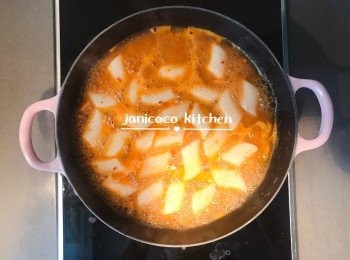 step4: 把所有調味料一起加在鍋內煮至年糕變軟。