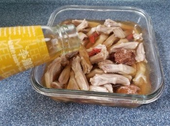 step6: 待冷卻完的鴨舌瀝乾水份，倒入玻璃兜中，再把剩餘的醉雞汁倒入剛好浸過鴨舌，擺入雪櫃冷藏位雪4小時或雪過夜更佳