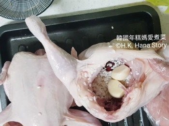 step8: 現在放蒜頭、紅棗和糯米，