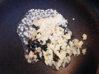 step7: 在原鑊用少許油爆香蒜蓉、豆豉和薑末。