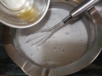 step5: 倒入魚膠粉攪勻。