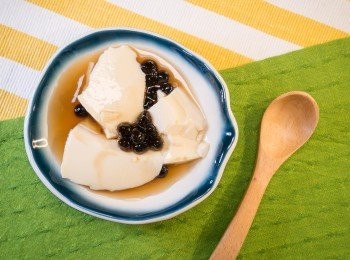 step6: 將豆花、珍珠依續盛盤，再淋上<span class="group_2">糖水</span>就可以開動了！