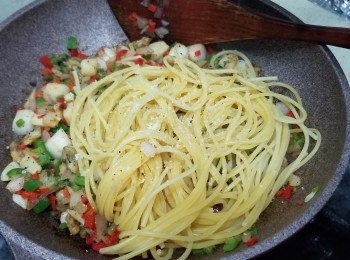 step5: 跟住加埋意粉落去鑊中，
先加酒+鹽+黑椒+羅勒碎炒兩分鐘至炒香，