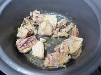step2: 首先大火加少少油煎香雞骨，